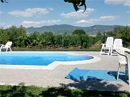 Der Swimmingpool mit Blick auf das Tibertal und den Apenin